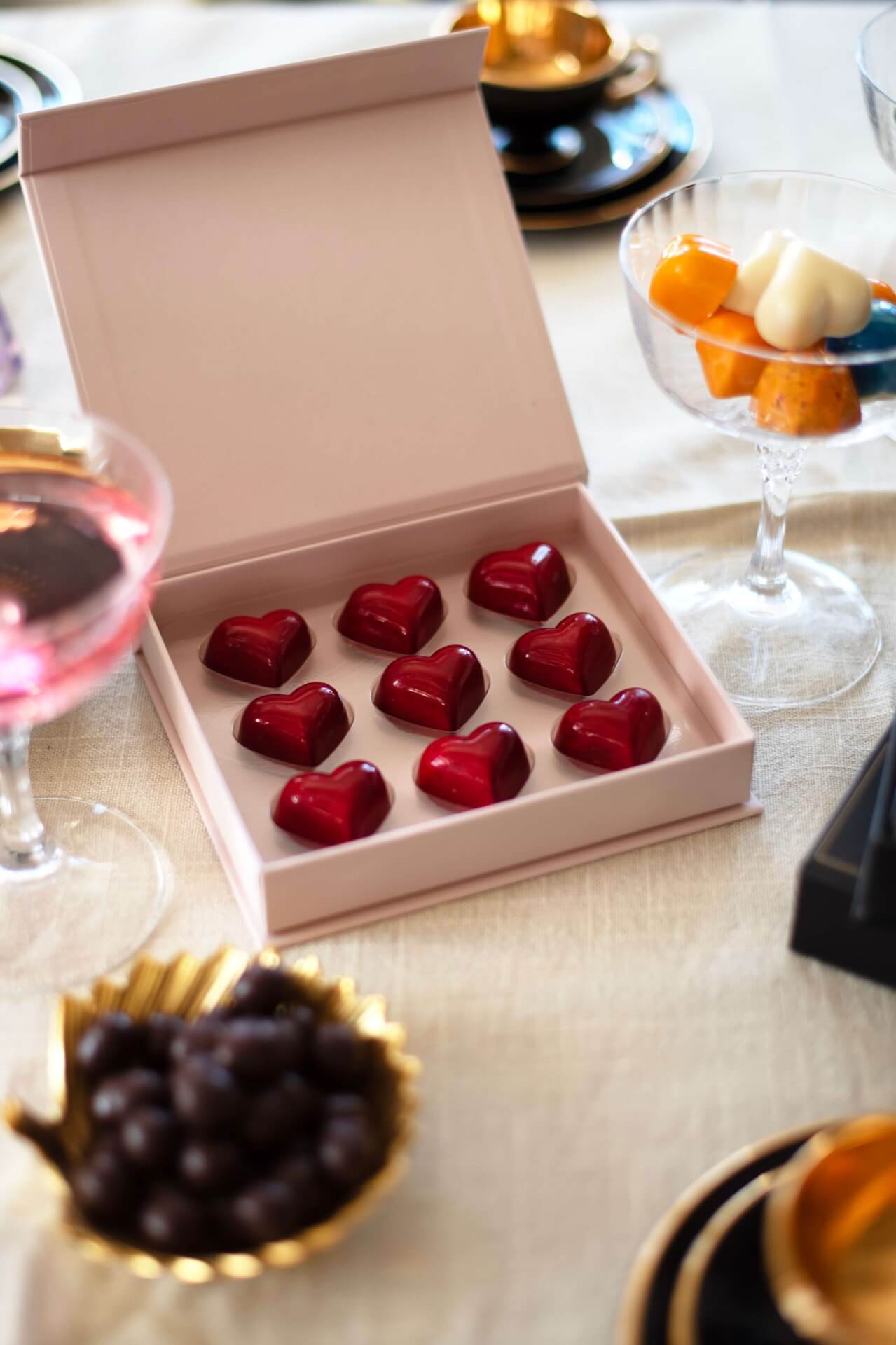 Hjerteformet konfekt i mørk sjokolade – den perfekte romantiske gaven