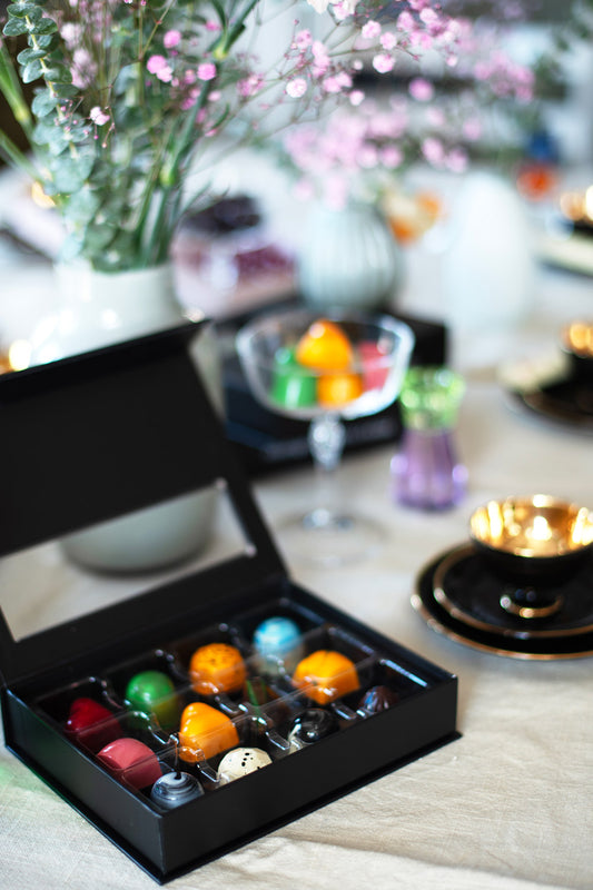 Konfekteske gave - eksklusiv håndlaget sjokolade 12 biter | Sød